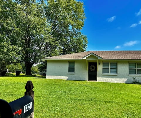 Welcome to our curbside duplex, close to Cullman businesses and restaurants!
