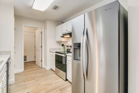 Experience the perfect blend of functionality and aesthetics in our contemporary kitchen, making meal preparation a breeze.