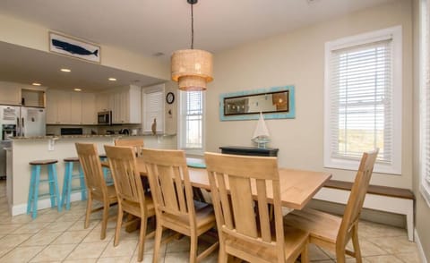 Dining Area w Chair and Bench Seating