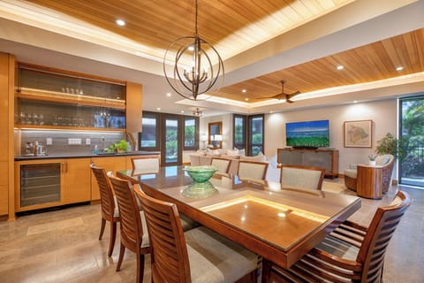 Warm lights to enjoy shared moments at the heart of the home.