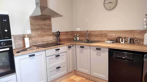 f4435121-958f-4332-88a1-085690d7d87a