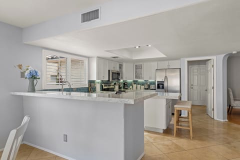 Kitchen: Lots of natural lights kisses you a good morning