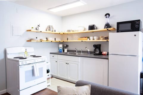 Well stocked kitchen (coffee pot, french press, toaster, blender, pots/pans, dinnerware, utensils, cooking sheets, & more)