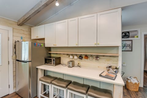 Dining Area | Breakfast Bar | Dishware/Flatware