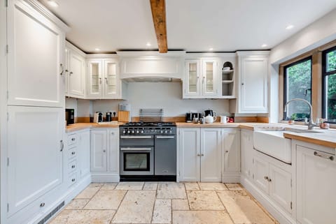 Fleur de Lys Kitchen - StayCotswold