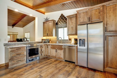 Kitchen | Cooking Basics | Coffee Maker | Paper Towels/Trash Bags Provided