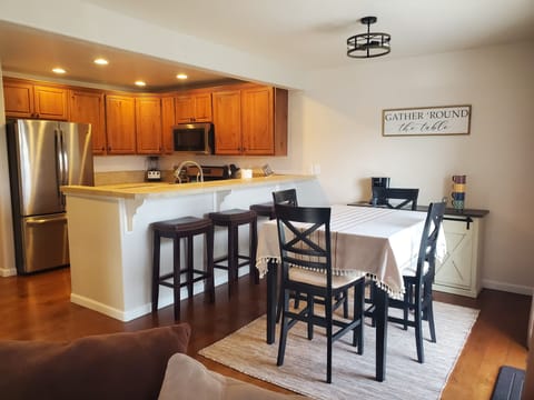 Seating for 7 between bar area and dining table.