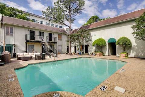 Dallas Vacation Rental | 1BR | 1BA | 702 Sq Ft | Step-Free Access