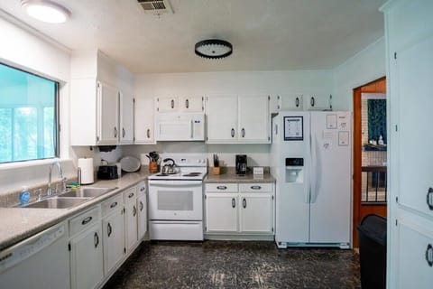 Fully equipped space for cooking