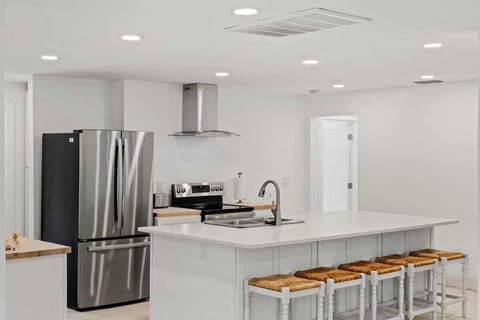 Modern, brand new, kitchen with island and gourmet equipped!