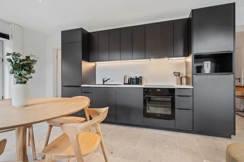 Create culinary delights in this fully equipped kitchen, featuring modern appliances and elegant lighting. Direct bookings: www.arcaproperties.lu