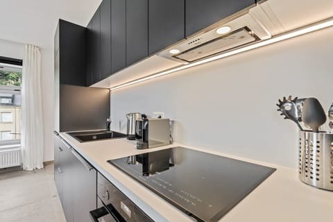 Kick-start your day: A sleek kitchen corner with state-of-the-art appliances for a seamless cooking experience. Direct bookings: www.arcaproperties.lu