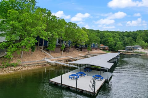 Lake getaway is so much fun at Castaway Cove Unit 3!