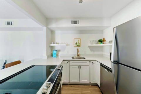 Fully stocked kitchen with quartz countertops