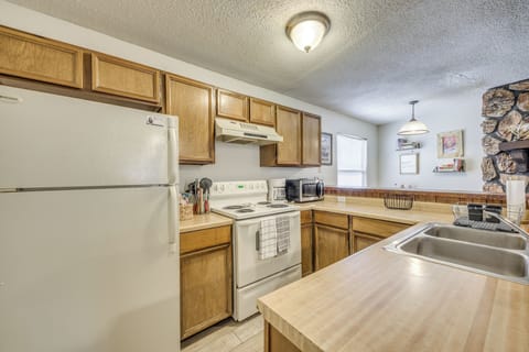 Kitchen | Cooking Basics | Coffee Maker | Paper Towels/Trash Bags Provided