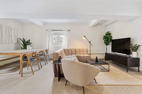 Unwind with your favorite shows in our modern living space, featuring a TV. Direct bookings: www.arcaproperties.lu