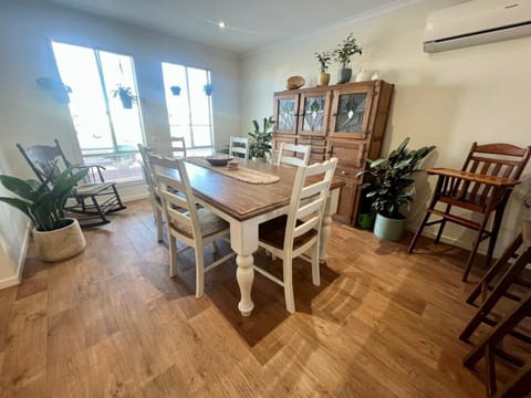 Dining room + high chair, board games, air conditioning. Open & uplifting room.