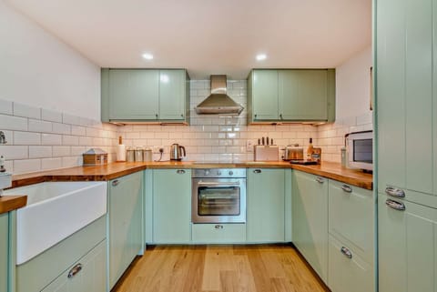 The Old School House Kitchen - StayCotswold
