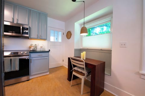 Breakfast nook table expands to seat 6 guests.