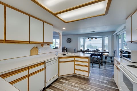 Kitchen | Stove/Oven | Refrigerator | Coffee Maker