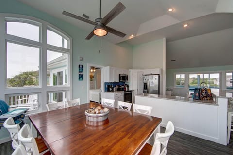 Dining area - Large windows, high ceilings with natural light make this open concept dining space perfect for any meal.