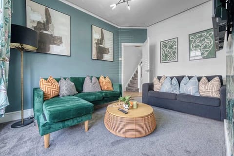 Living area with flatscreen TV installed with a ready-to-use Netflix app at Blue Puffin Stays Short Lets & Serviced Accommodation
