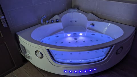 Indoor spa tub