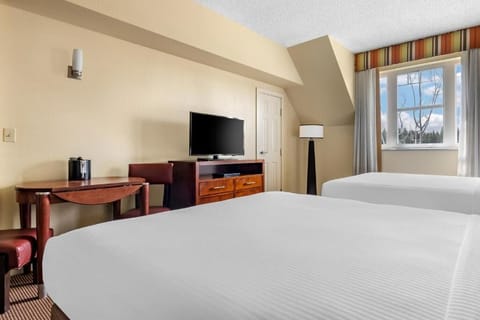 Unit with 2 Queen size beds. Exact unit will be assigned upon arrival. Views, colors and decor may vary.