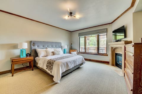 Studio king with fireplace, kitchenette and workspace for if you really have to!