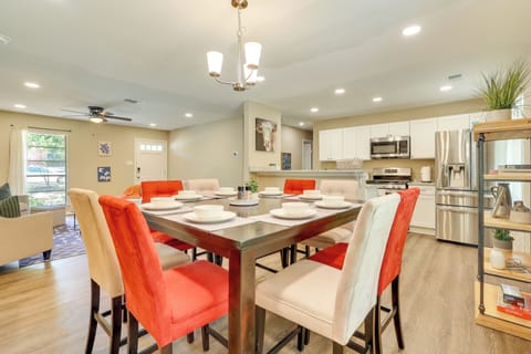 Dining Area | Central A/C & Heat | Free WiFi