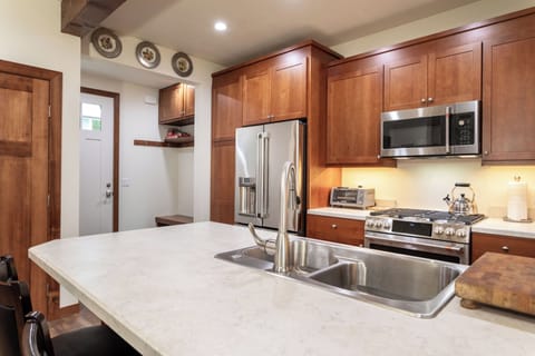 Large kitchen island, perfect for prepping your favorite dishes!