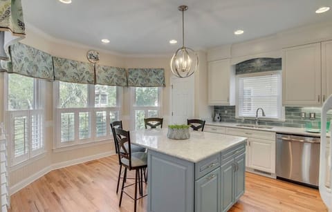 Kitchen Dining Area, Nicely Equipped, Poet's Place