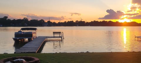 Beautiful sunset views. 2 kayaks  available. ** Note: pier is out for the winter