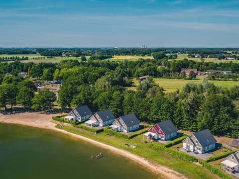 Water, Sky, Water Resources, Cloud, Nature, Plant, Natural Landscape, Land Lot, Urban Design, House