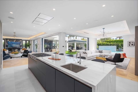 Fully equipped kitchen, double oven, coffee maker, fridge, ice maker, microwave.