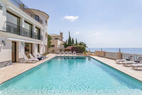 Villa Thorodin, very large pool and brilliant ocean view