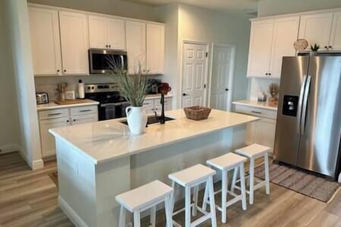 Spacious kitchen - 4 bar stools