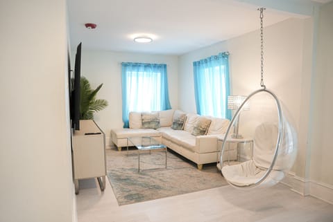 Penthouse Living Room – 85” Smart TV & Skyline Views
