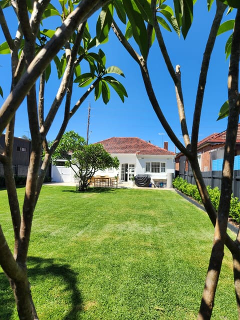 huge green level yard, courtyard and new fresh and easy flow Renovated House 😀