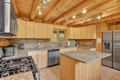 Fully Equipped Kitchen with Modern Appliances