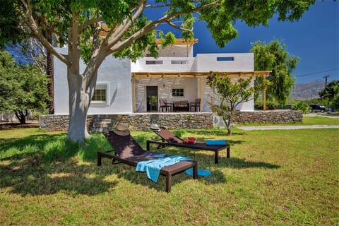 Villa Komorebi: A 2,500m² Private Green Estate. 7 min walk to the beach.