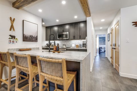 Kitchen | 3 Coffee Makers | Ceramic Pots & Pans | Electric Skillet