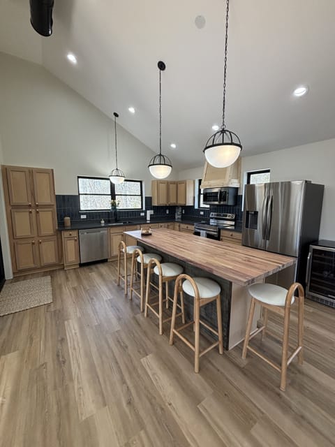 Fully stocked kitchen with seating for 5-6