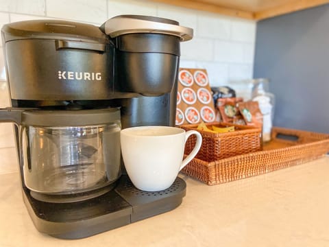 Duel Keurig coffee maker - pods & brew