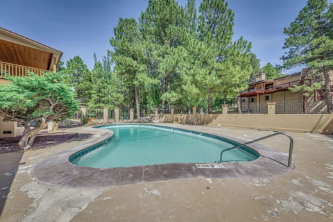 Community Amenities | Outdoor Pool