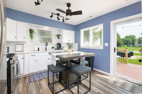 Enjoy meals or morning coffee in this stylish dine-in kitchen ☕️ Bright and airy with backyard views, sleek seating, and easy access to the patio for indoor-outdoor living 