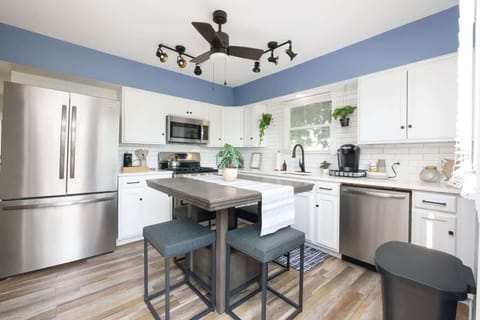 Enjoy meals or morning coffee in this stylish dine-in kitchen ☕️ Bright and airy with backyard views, sleek seating, and easy access to the patio for indoor-outdoor living 