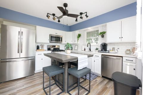 Enjoy meals or morning coffee in this stylish dine-in kitchen ☕🍽️ Bright and airy with backyard views, sleek seating, and easy access to the patio for indoor-outdoor living 🌿🪟