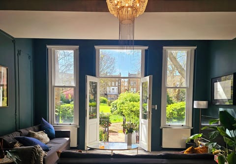 Sunny and light, this high ceilinged apartment opens onto a magnificent garden.