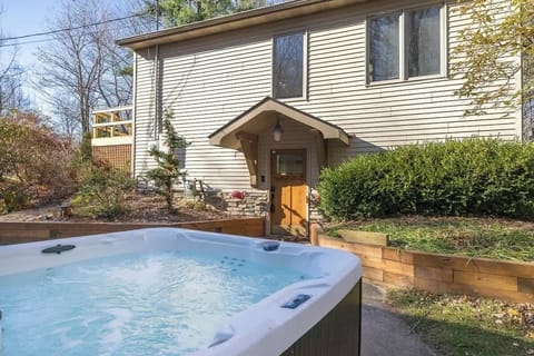 Unwind in the warm hot tub overlooking peaceful woodlands at The Coyote.